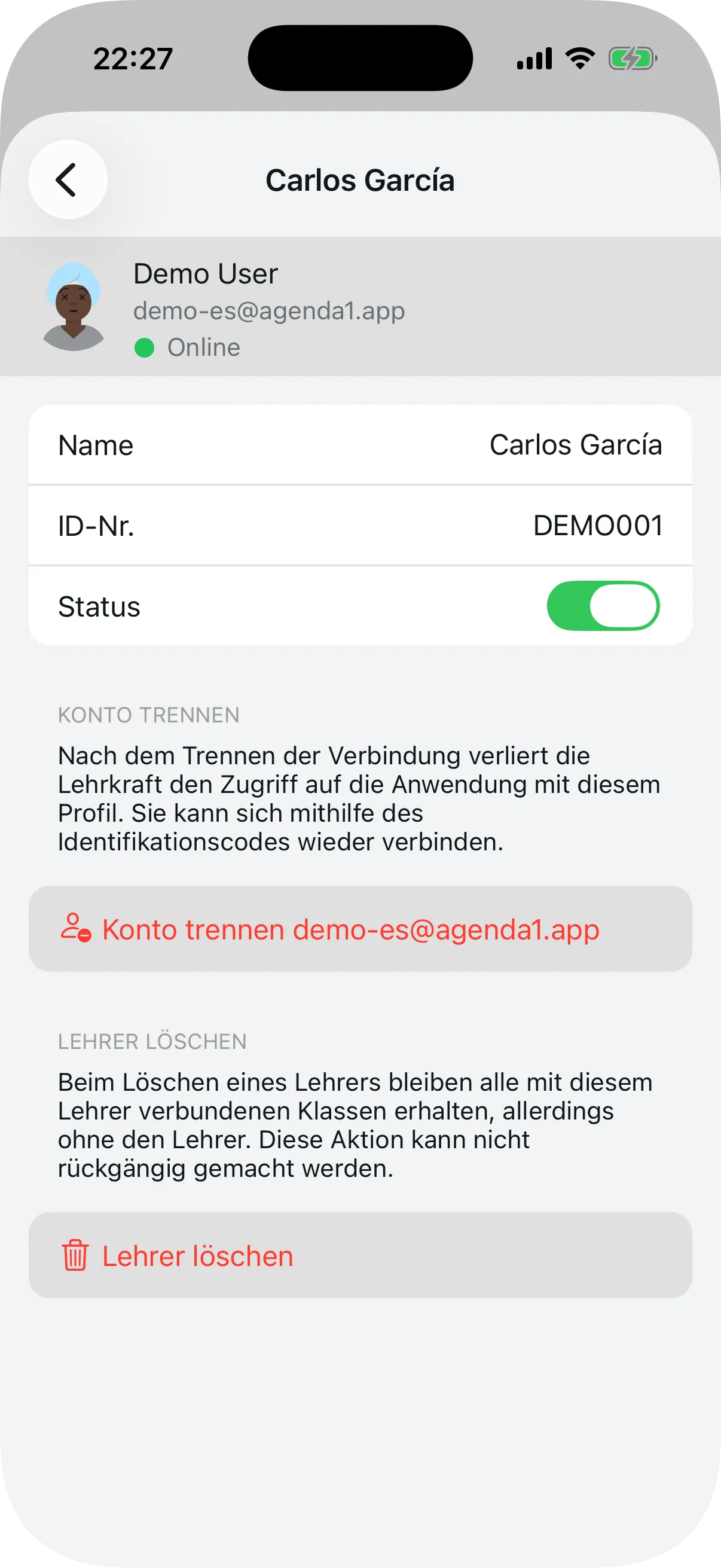 Lehrerdetails mit Name, ID-Nr. und Status